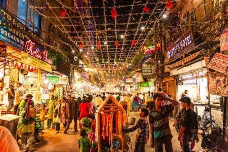 'Yeh Dilli Hai Mere Yaar'- 10 Things To Do in Delhi 4 People shopping in Urdu Bazaar New Delhi, India