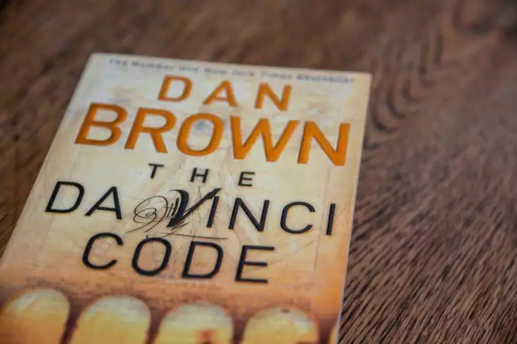 10 Best Must-Read Mysteries for Fans of the Macabre 6 The Da Vinci Code
