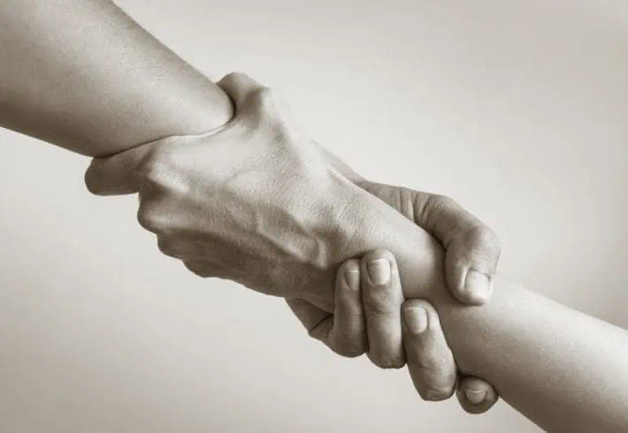 5 Best Friends And The Funny Incidents I Had With Them 3 Two hand holding on to each other