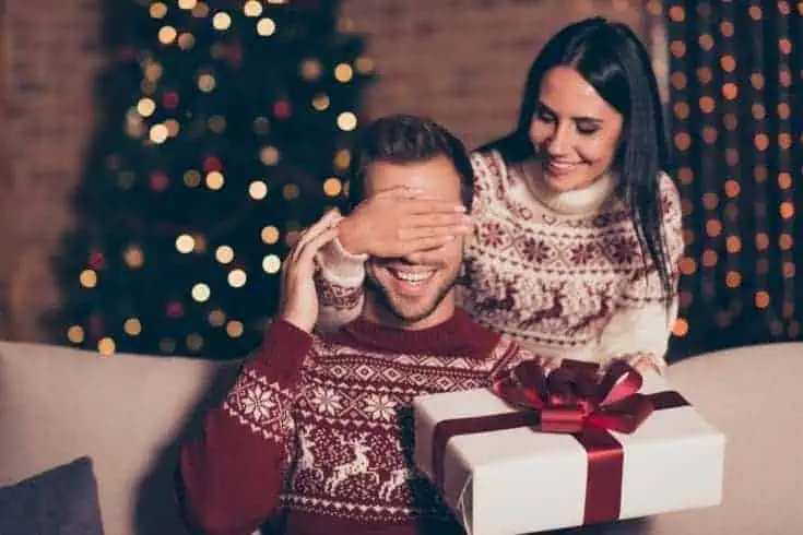 10 Things Only a True Lover Can Feel 4 Girlfriend surprising her boyfriend with a present