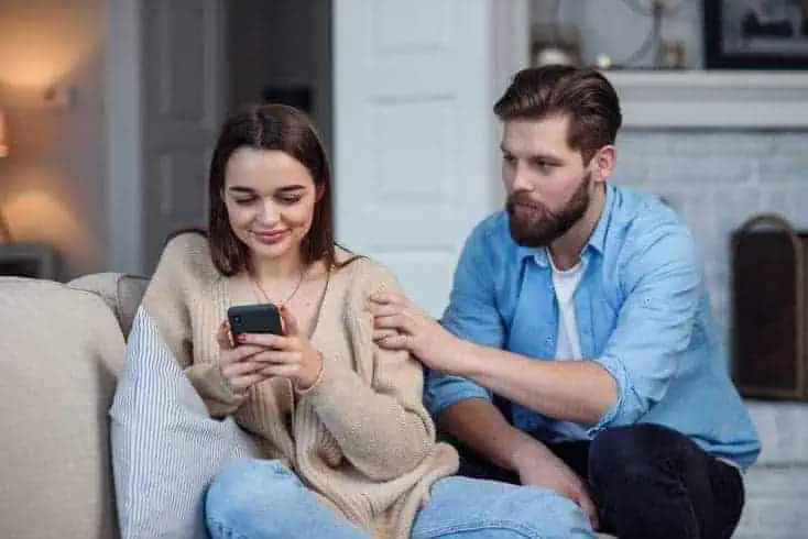 5 Effective Ways to Break Up with a Boy 3 Girlfriend busy on her phone and ignoring her boyfriend