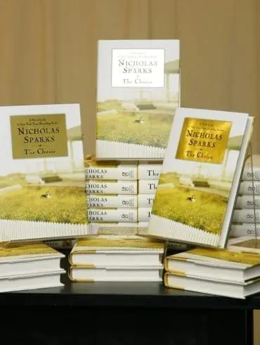 Girls and Books - 7 Great Books that Describe Her Personality 2 Nocholas Sparks