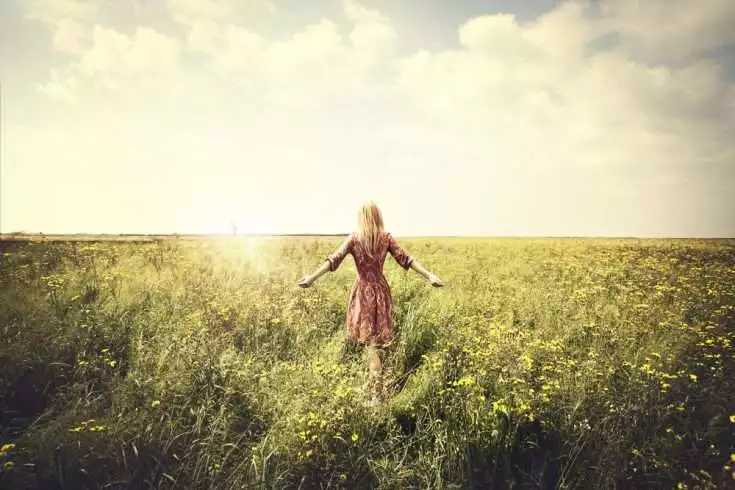 5 Reasons Why You Should Get Lost Somewhere, Literally! 2 Woman standing in a green field