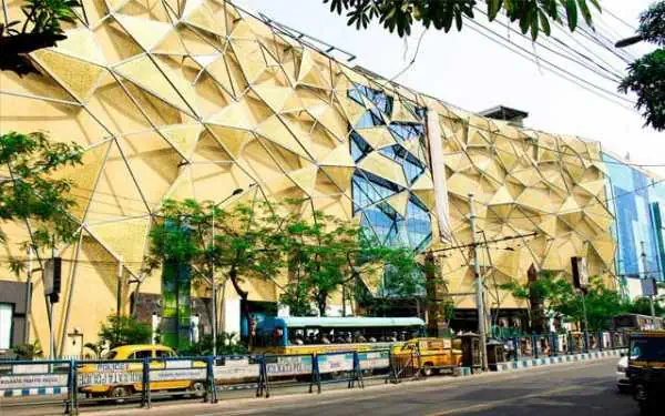 Dhoti Clad Man Barred From Entering Quest Mall,Kolkata 12