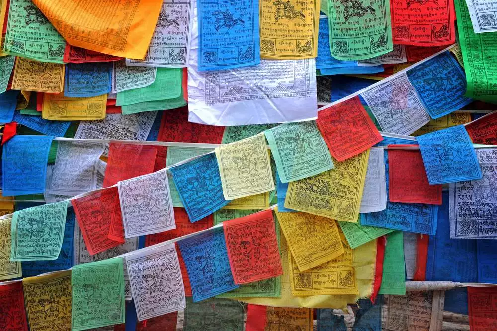 What is the Meaning of Tibetan Prayer Flags? 6 Types 2 What is the Meaning of Tibetan Prayer Flags? 6 Types 1