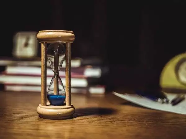 How to be Better Than the Average Person? 15 Great Ways 4 brown-hourglass-on-brown-wooden-table-1178684
