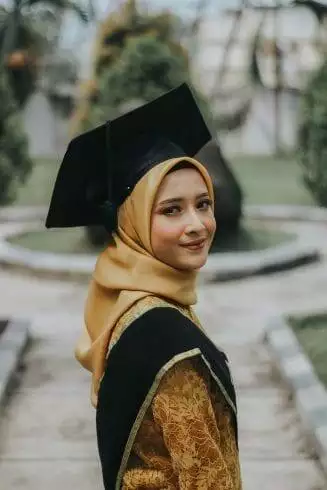 How to be Better Than the Average Person? 15 Great Ways 2 woman-wearing-black-square-academic-cap-3790492