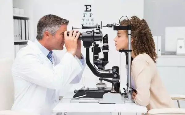 1_shocking_diseases_eye_doctor_Wavebreakmedia