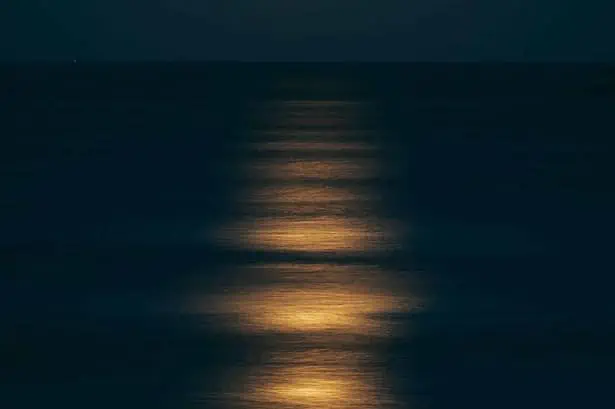 why do we see only one side of moon always