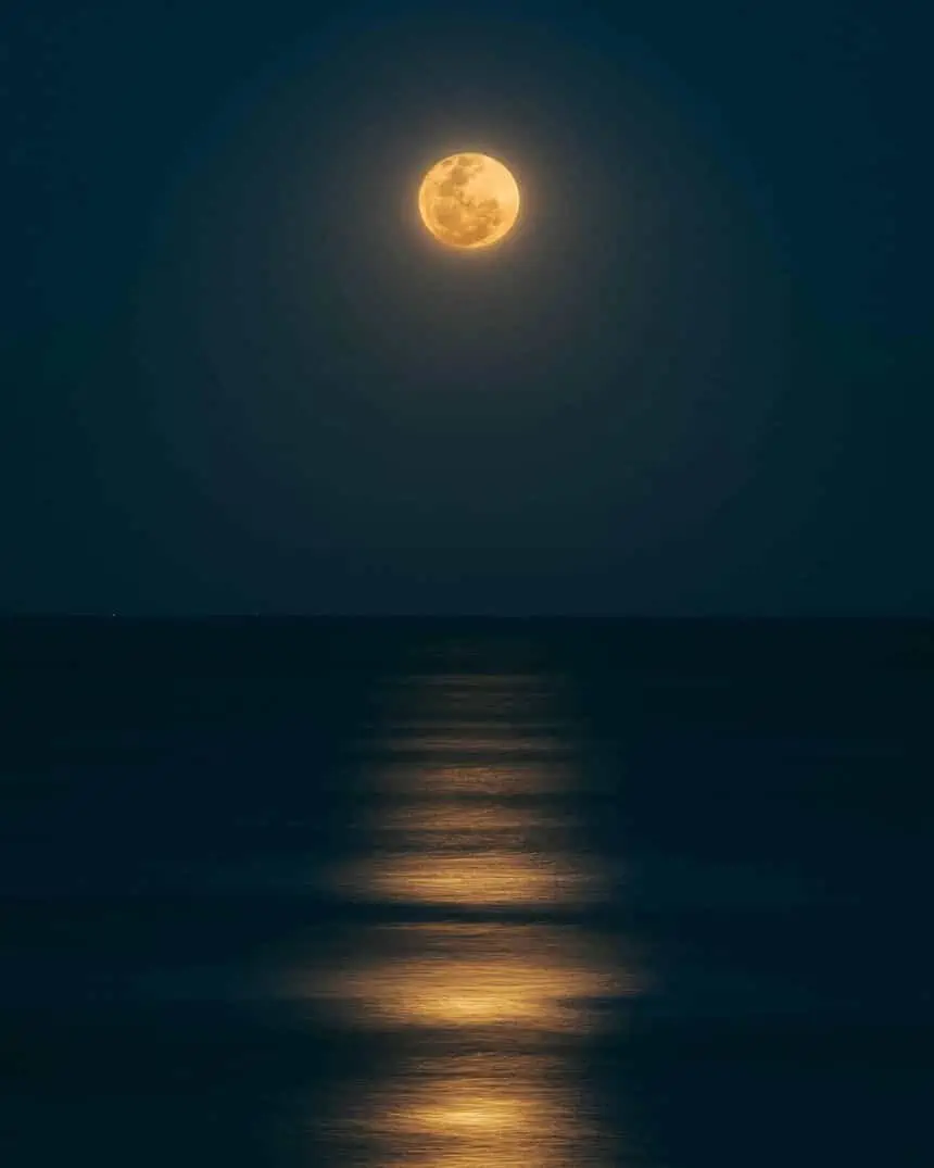 why do we see only one side of moon always