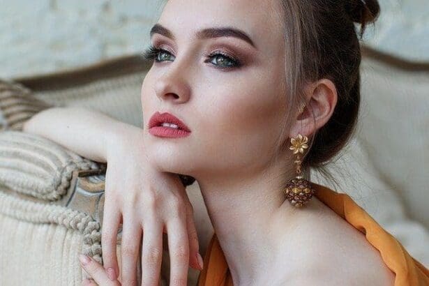 6 Easy False Eyelash Tips and Tricks 2