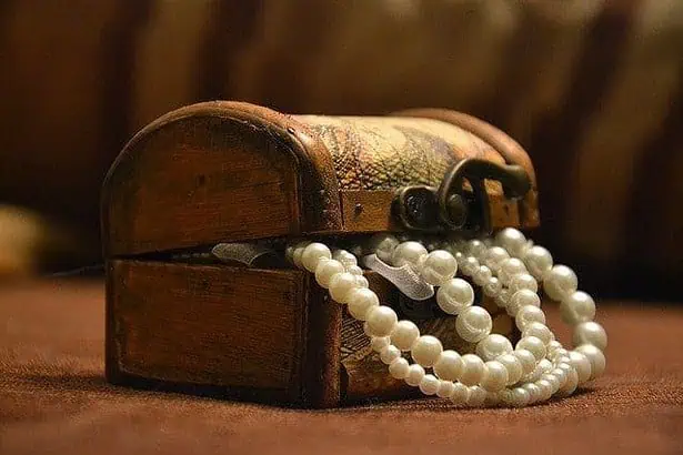6 Essential Jewelry Styles Every Refined Woman Should Own 6