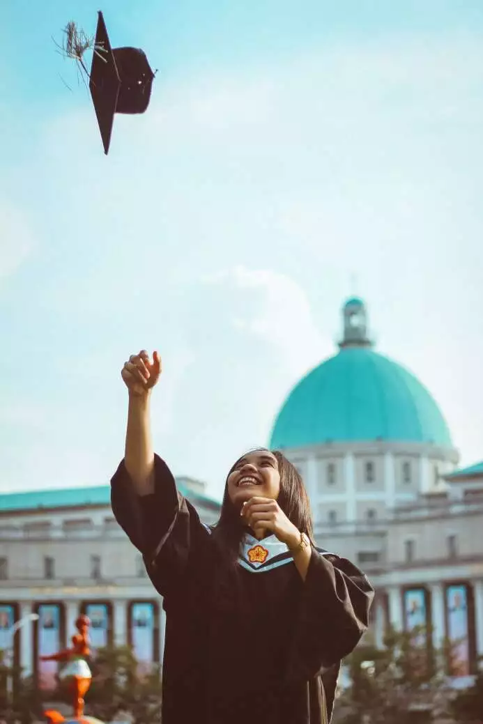 20 Genius Senior Picture Ideas for High School Seniors 4 Senior picture ideas