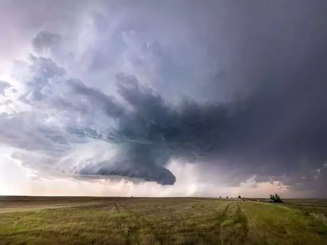 How do tornadoes form
