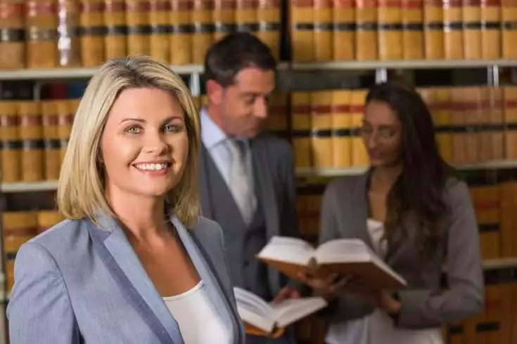 4 Things to Look for in a Good Lawyer 1 16712286_lawyers-in-the-law-library