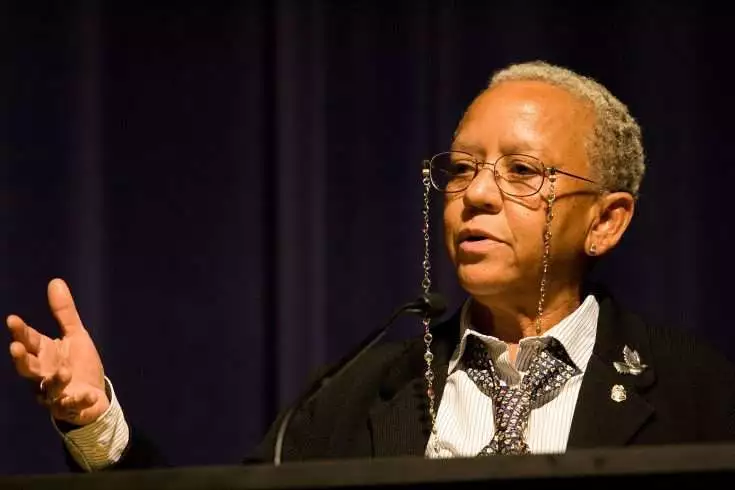 20 Amazing Poems About Women 2 Nikki Giovanni