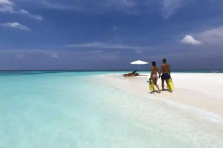 13 Enchanting Honeymoon Destinations in USA Worth Exploring! 15 Couple on Beach