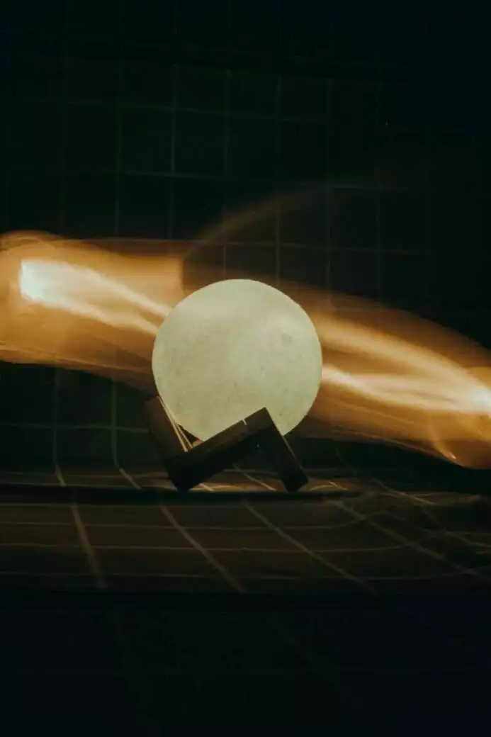 11 Best Long Distance Gifts For Your Lover 2 Moon Lamp
