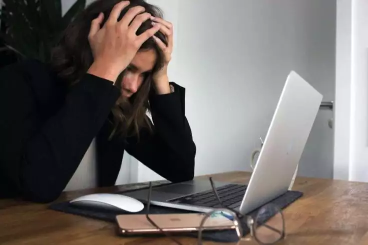 7 Serious Depression Symptoms in Women You Should Look Out For 4 Frustrated woman in front of laptop
