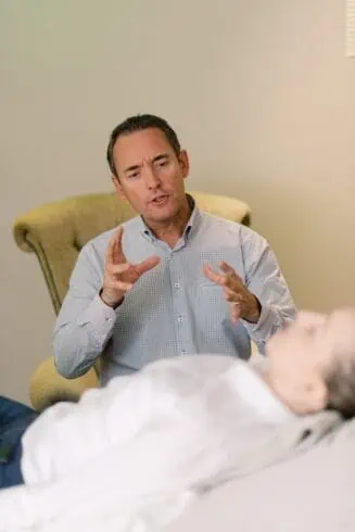 How to Become A Psychiatrist? 8 Facts to Know 2 Psychologist counselling patient on couch
