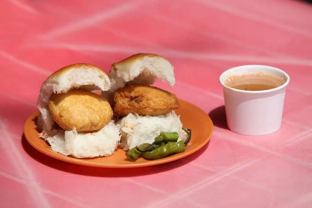 Indian Breads: 9 Famous Indian Breads to Try 11 vada pav