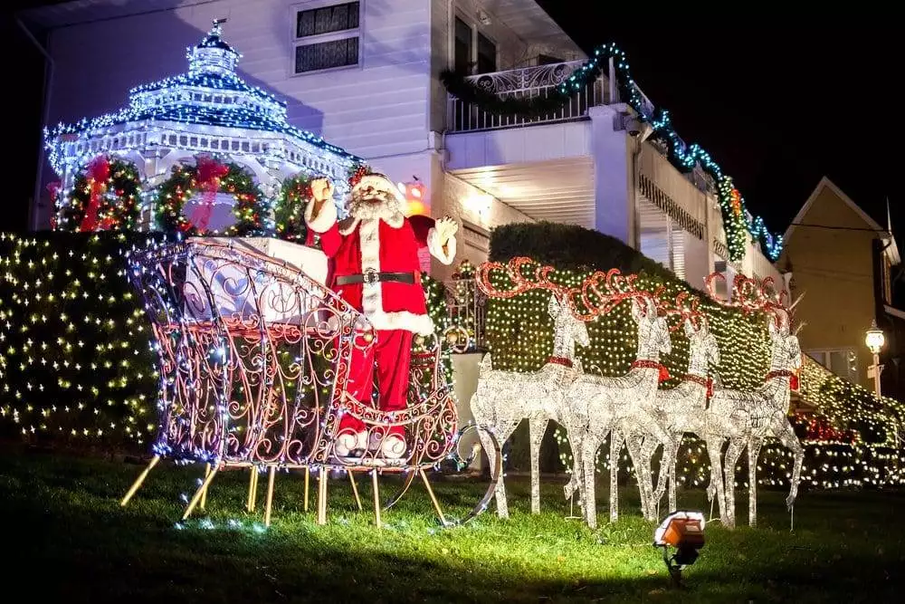 10 Best Things to Do in NYC in December 4 Lightshow at Dyker Heights