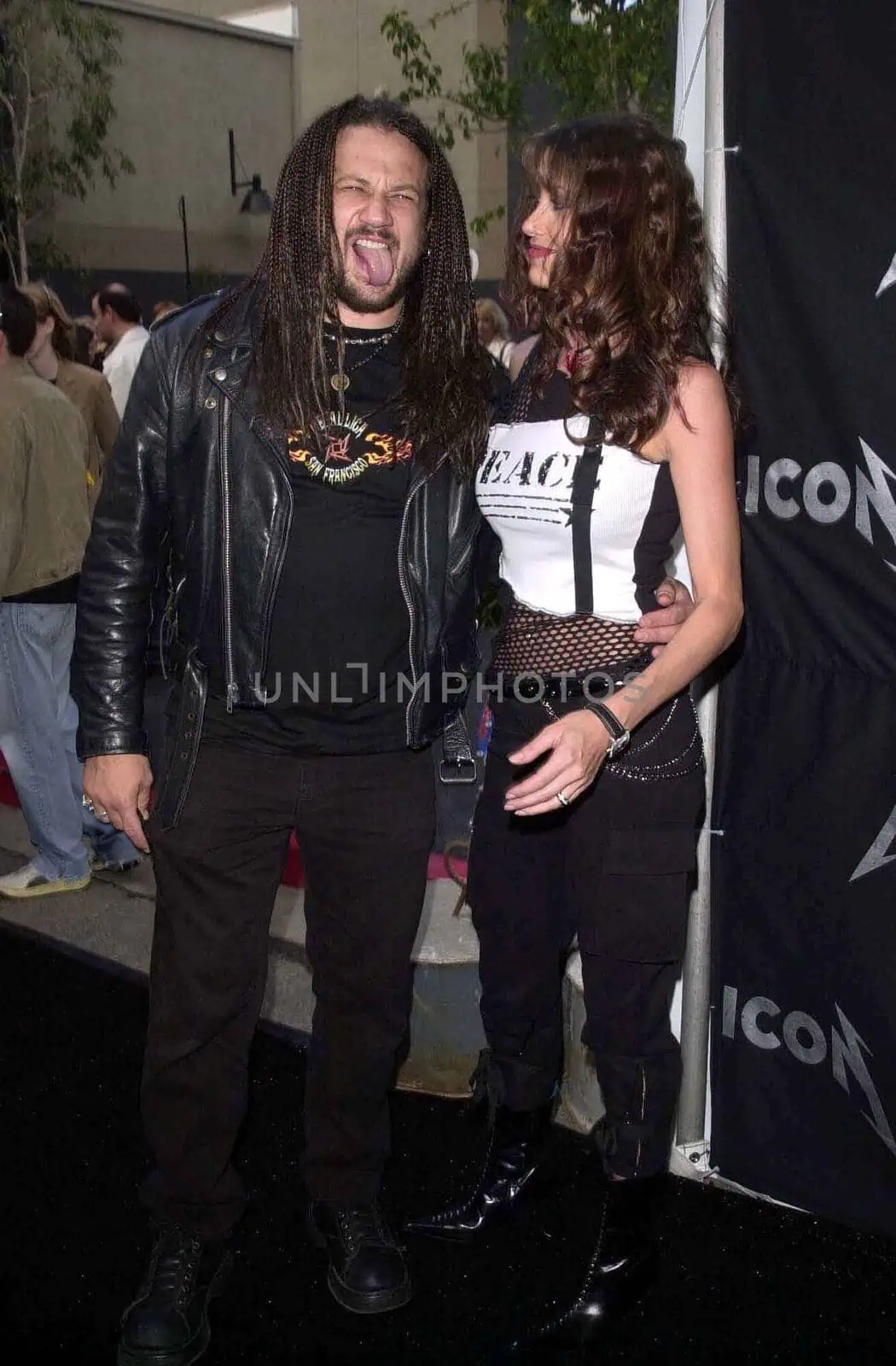 A Guide To 90s Grunge Fashion: 7 Amazing Styles 2 MTV IconHonoring Metallica