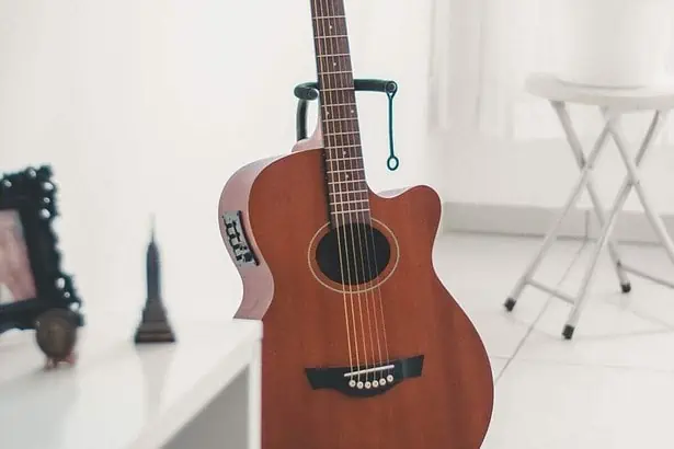 How to learn to play guitar