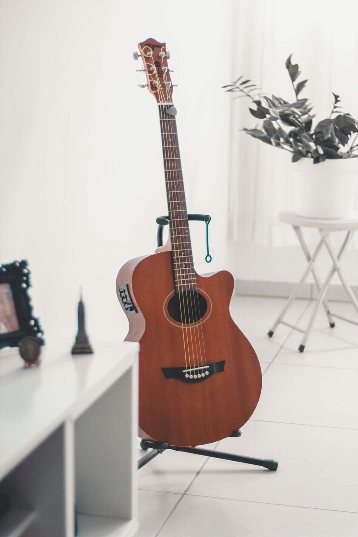 How to learn to play guitar