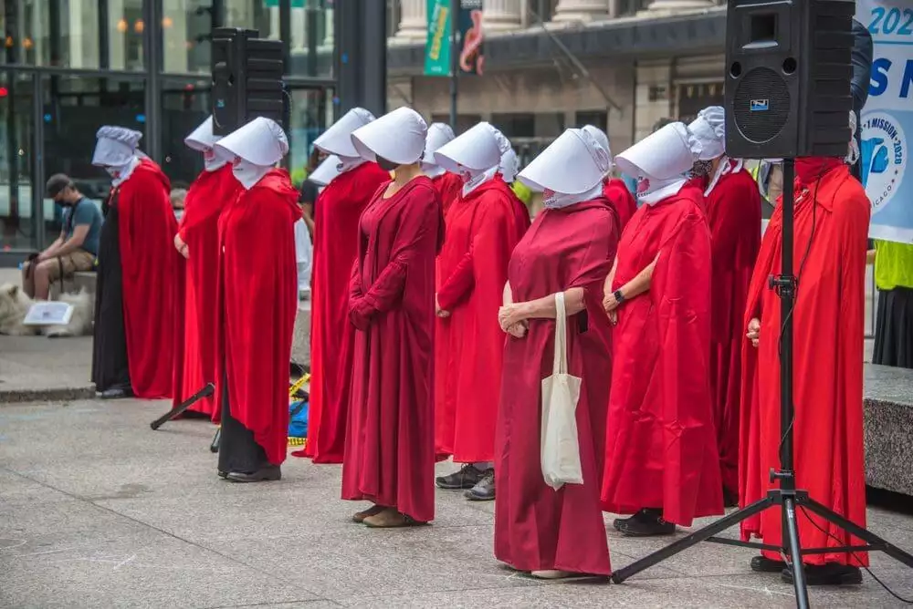 Best Halloween Costume for Women to Look Amazing 3 Handmaid's Tale costume.