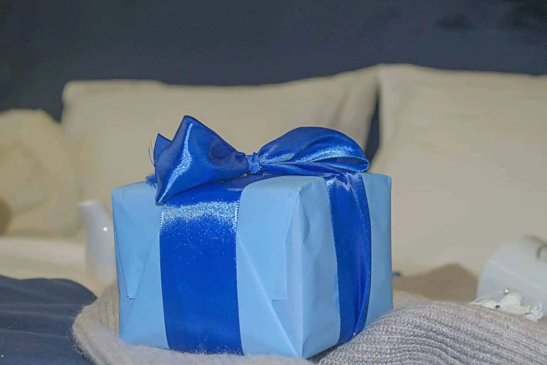 How to Make a Bow out of Ribbon in 5 Easy Steps 10 A Perfect Bow