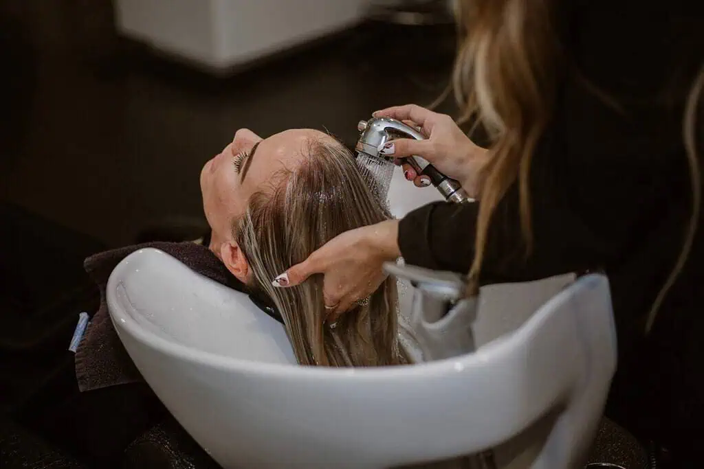 how to highlight hair at home?
