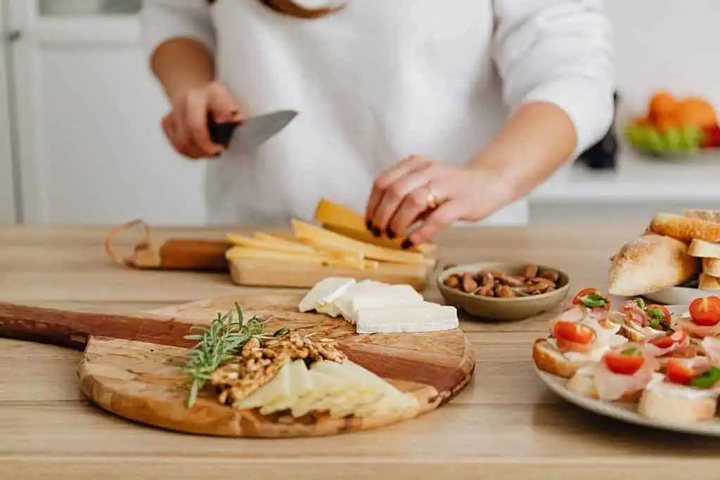 Italian Herbs and Cheese Bread: 4 Differences Between Italian and French Bread 3 cheese