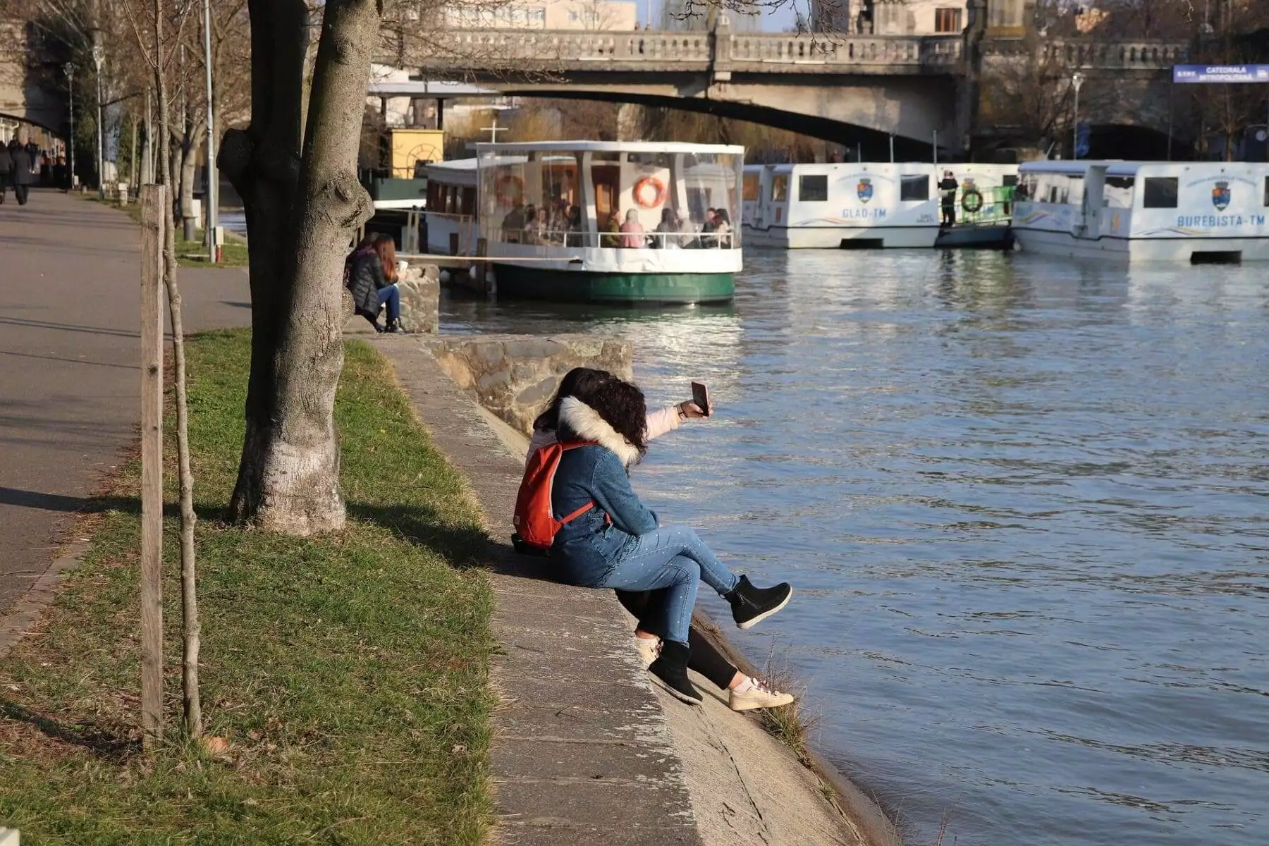 15 Cheerful Small Gifts For Friends That They Will Treasure 4 Taking Photos