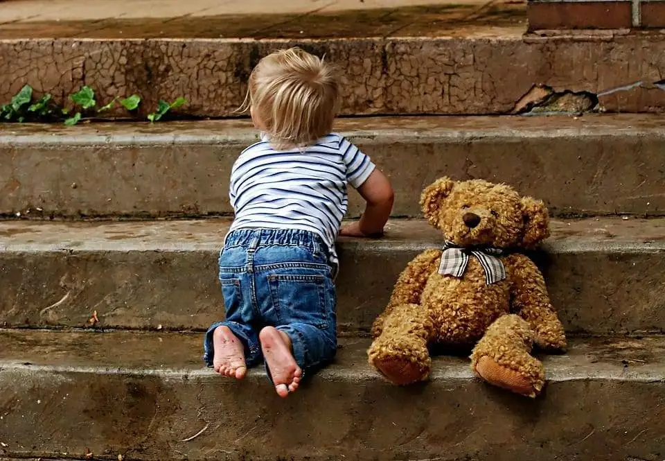 when do babies start crawling