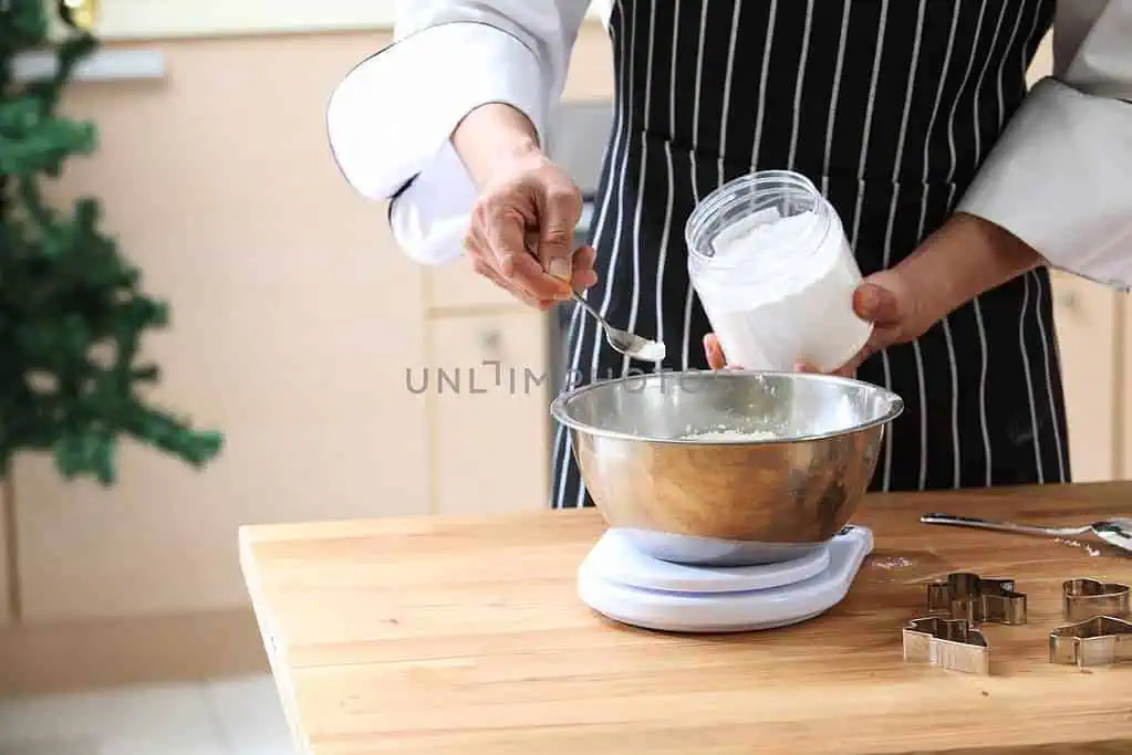 Difference Between Baking Soda & Baking Powder? 5 difference between baking soda and baking powder.