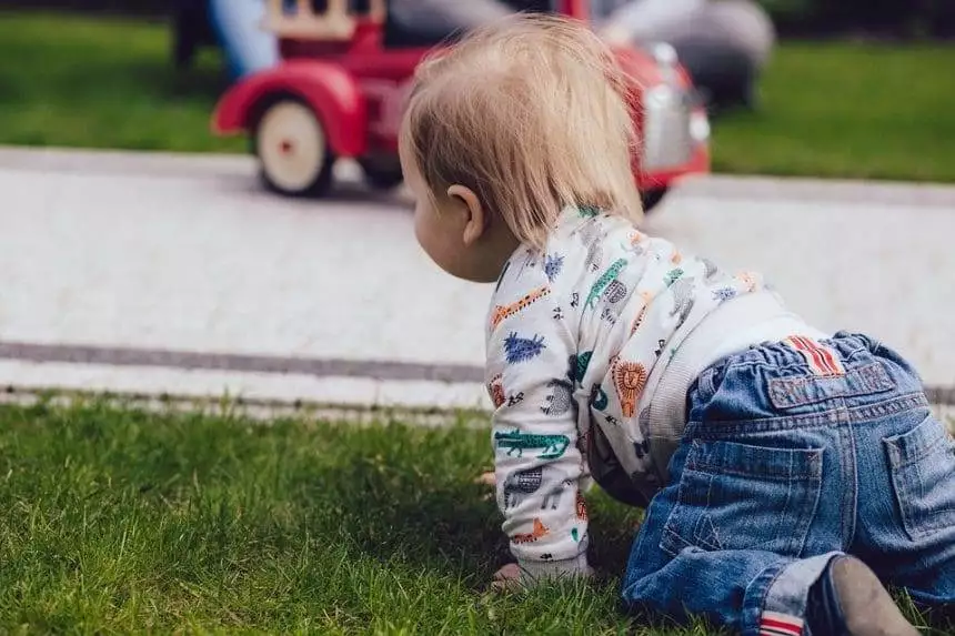 when do babies start crawling