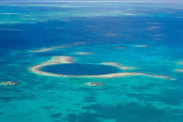 the great blue hole in belize