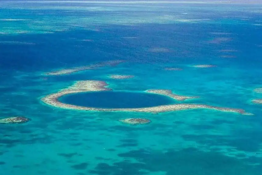the great blue hole in belize