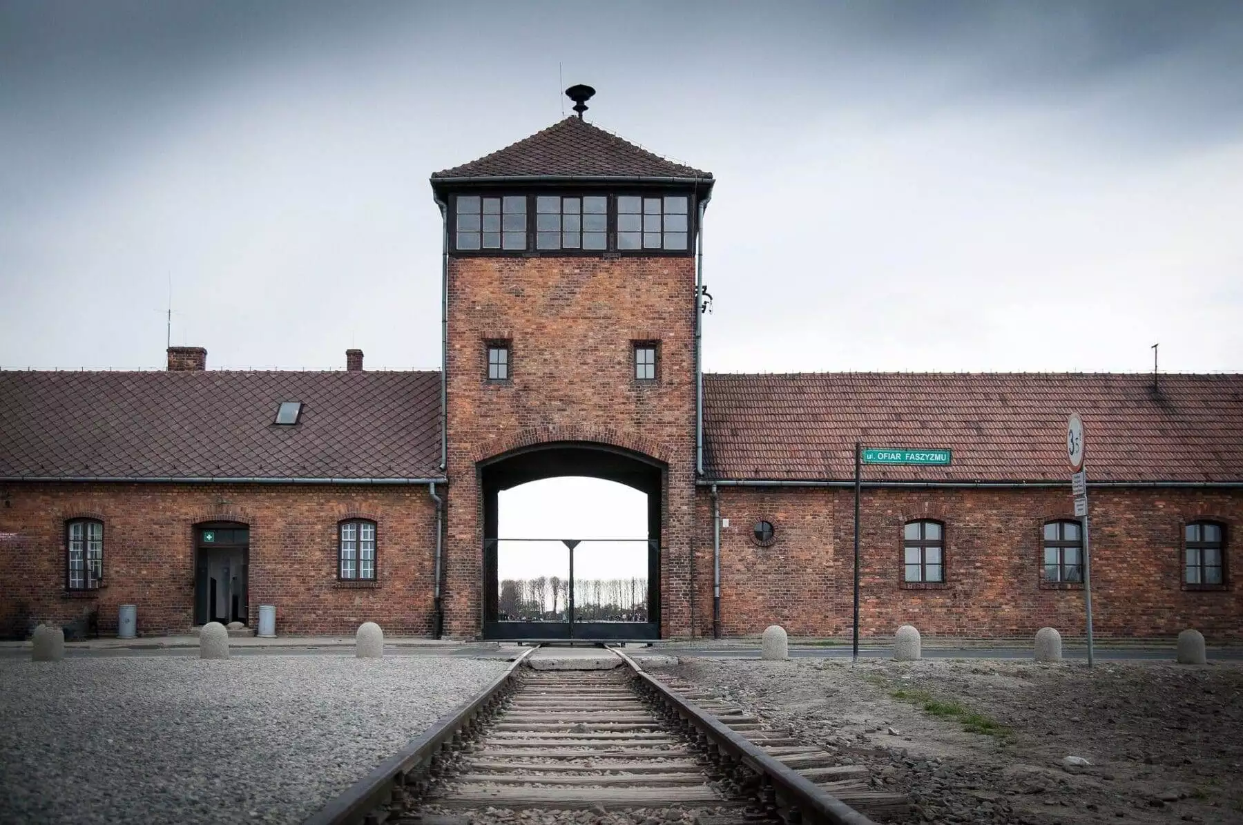 https://pixabay.com/photos/auschwitz-war-camp-ww2-prison-war-3485116/