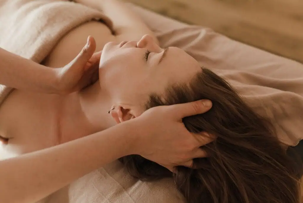 How Safe is Vaseline for the Face? 6 Benefits of Vaseline 3 apply vaseline