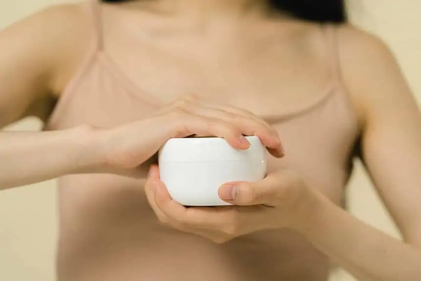 How Safe is Vaseline for the Face? 6 Benefits of Vaseline 1 vaseline