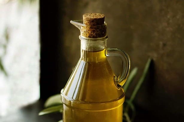 Benefits of castor oil on eyebrows