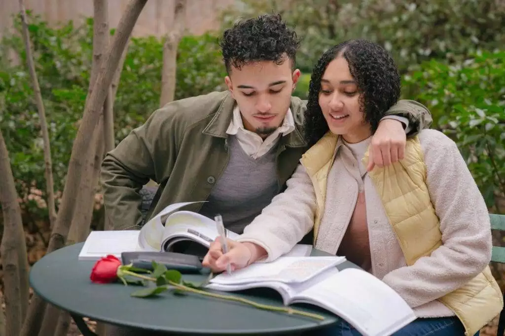How to be a Good Boyfriend: 5 Best Ways 3 express love