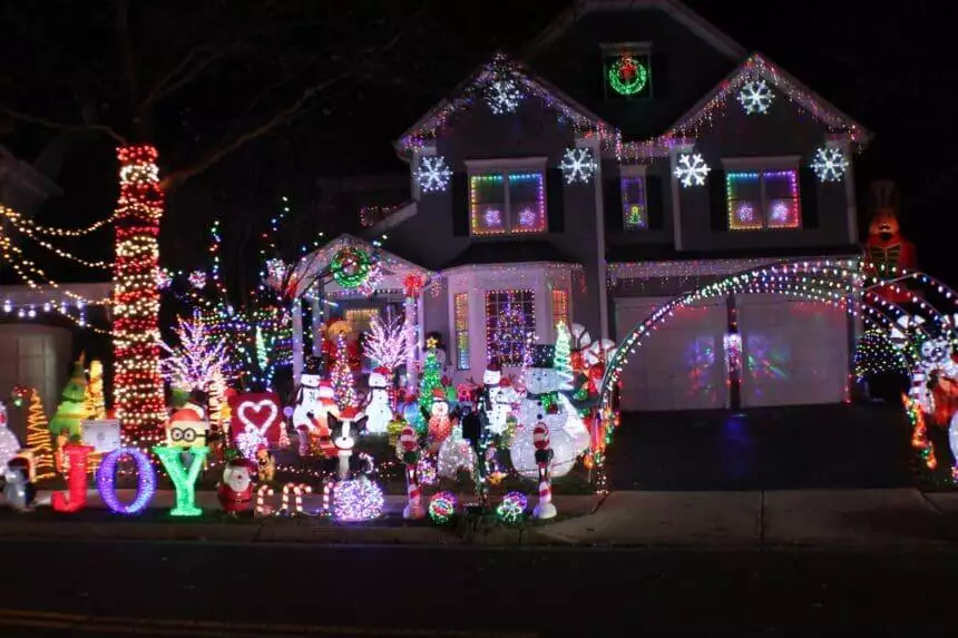 11 Top Tips for Budget-Friendly Christmas Outdoor Decor 1 how to decorate outdoors for Christmas on a budget