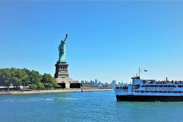 What to Expect at the Jewel Yacht Midnight Cruise in NYC?