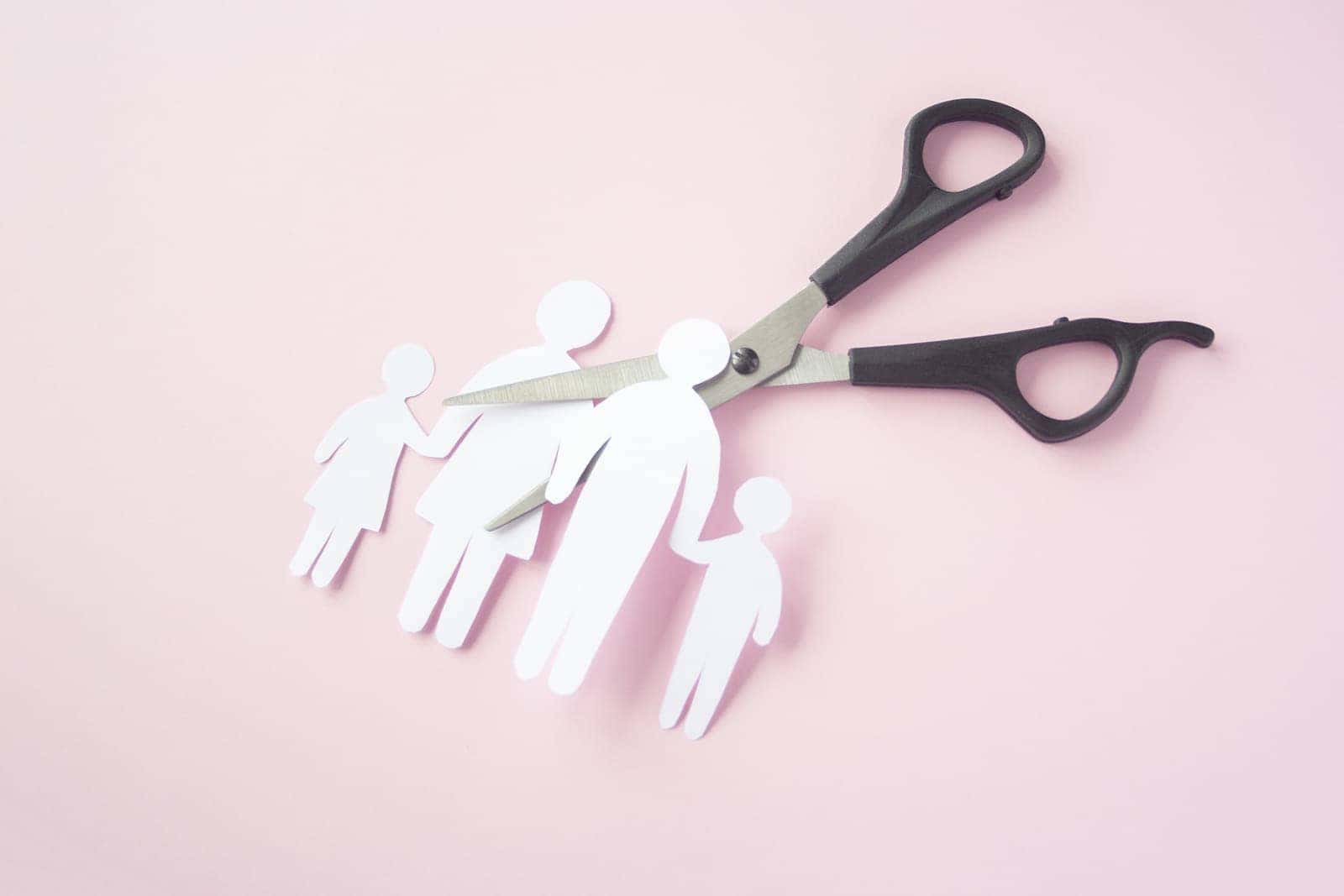 Home Icy 40 Scissor cutting out couple made of paper