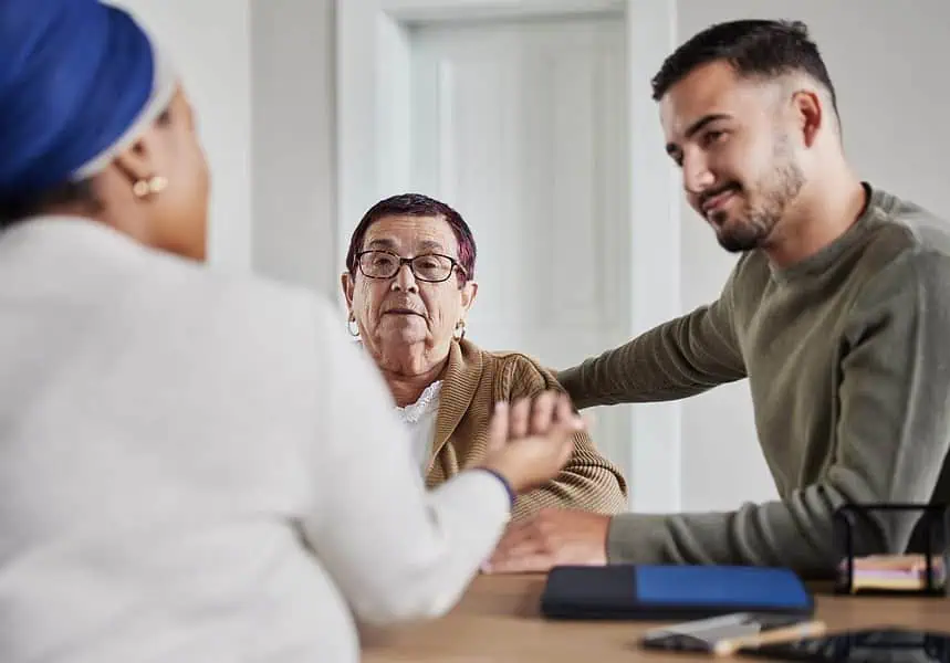 How to look after an elderly loved one during the winter 1 r-support-negotiation-and-compensation-investment-pension-and-elderly-mother-with-professional-people-advisory-help-and-retirement