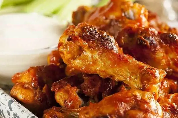 Indulge in Delicious Chicken Wings at 'WingOut' in Chicago!