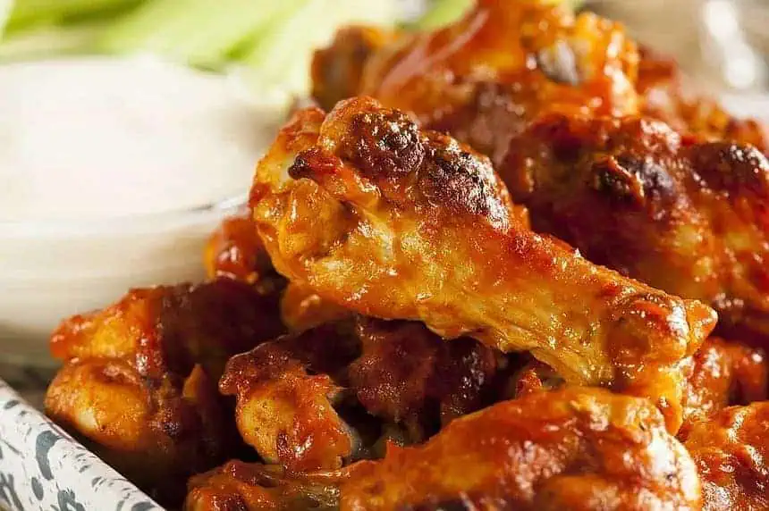 Indulge in Delicious Chicken Wings at 'WingOut' in Chicago!